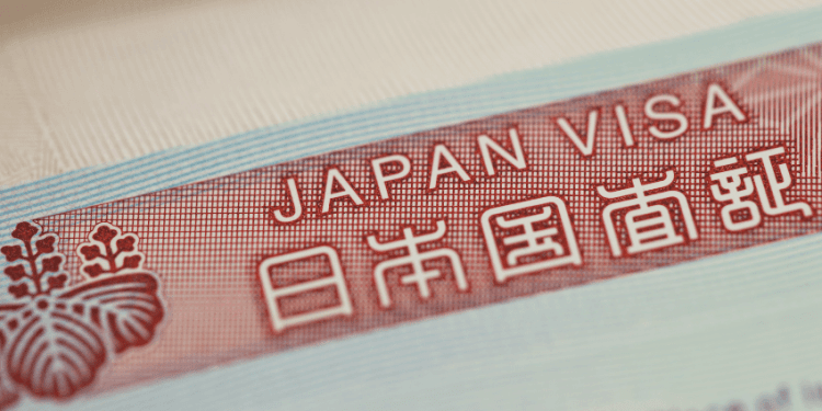 Taxa da residência permanente pode saltar de ¥10 mil a ¥100 mil no Japão estrangeiros ainda podem influenciar a decisão - ThingsOut Close-up of a Japan visa booklet page with the words 'JAPAN VISA' and Japanese characters