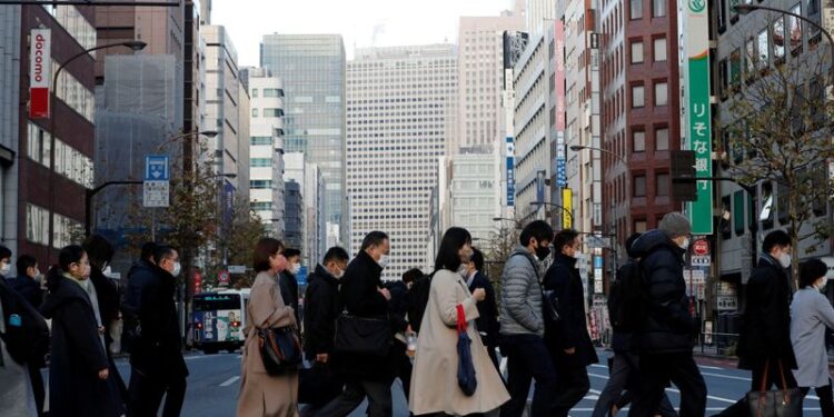 Pedestres em distrito empresarial de Tóquio