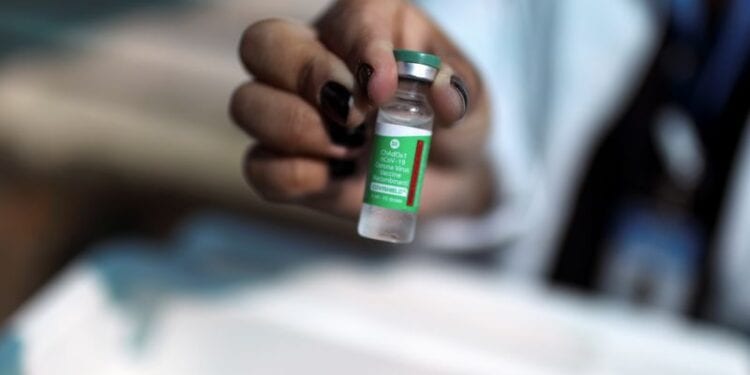 Profissional de saúde segura frasco de vacina contra Covid-19 no Rio de Janeiro