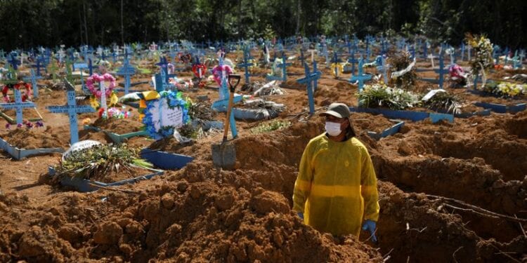 Funcionário de cemitério em Manaus