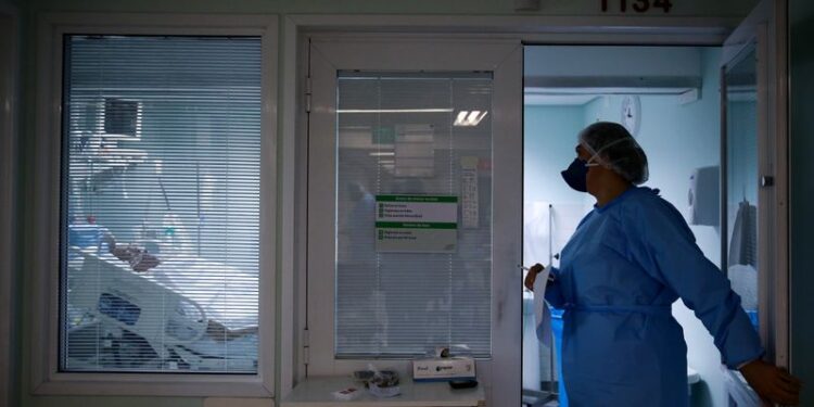 Integrante de equipe médica de hospital em Porto Alegre. 19/11/2020. REUTERS/Diego Vara.