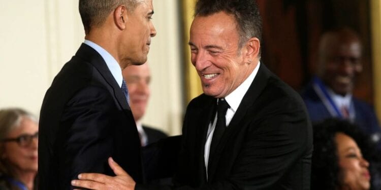 Barack Obama e Bruce Springsteen durante cerimônia na Casa Branca