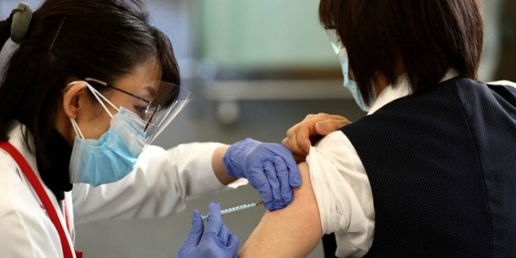 Profissional de saúde recebe dose da vacina contra Covid-19 em Tóquio