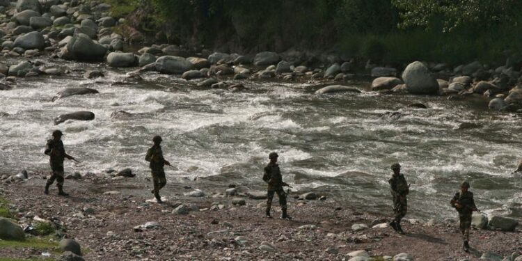 Soldados indianos patrulham área da Linha de Controle na Caxemira, região de fronteira com o Paquistão