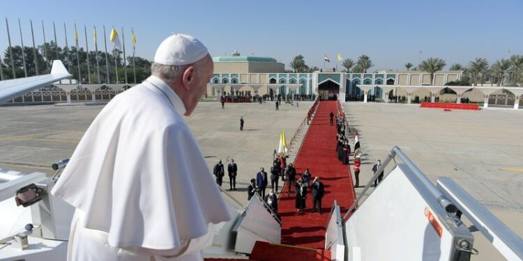 Papa Franciso embarca em avião a caminho de Roma, no encerramento de viagem ao Iraque