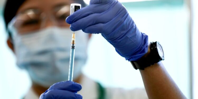 Profissional de saúde prepara dose de vacina contra Covid-19 em centro médico de Tóquio