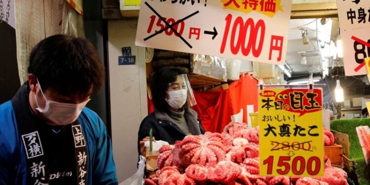 FILE PHOTO: Vendors sell seafood amid coronavirus disease (COVID-19) outbreak in Tokyo